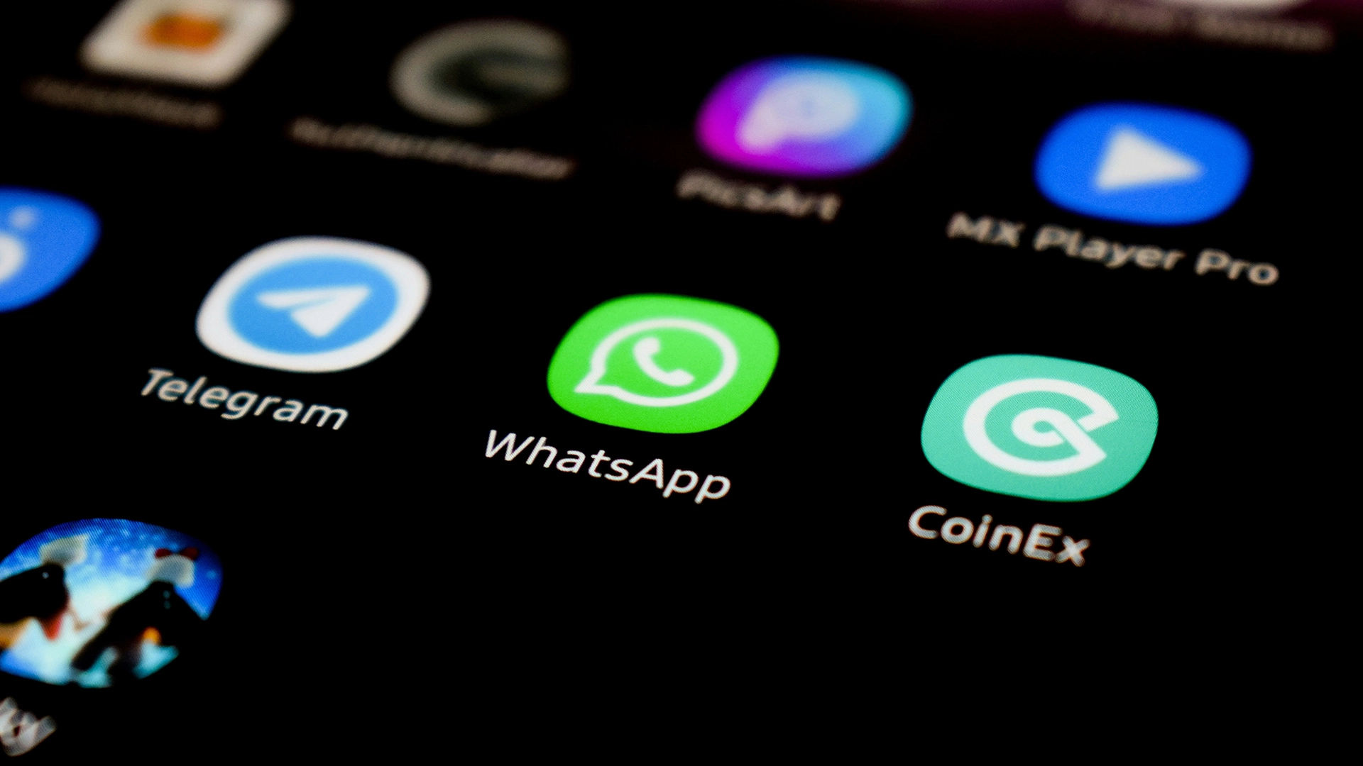 WhatsApp lanserer annonser i status, legger til betalte kanalfunksjoner